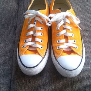 women's size 7 CONVERSE
